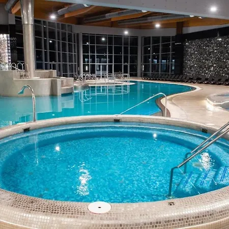 Port Delux Wellness & Luxury Hotel de apartamente *