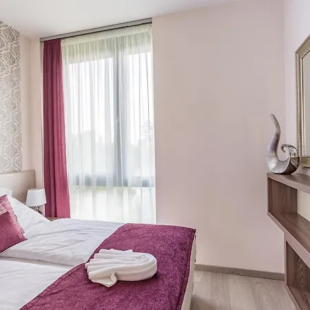 Port Delux Wellness & Luxury Hotel de apartamente